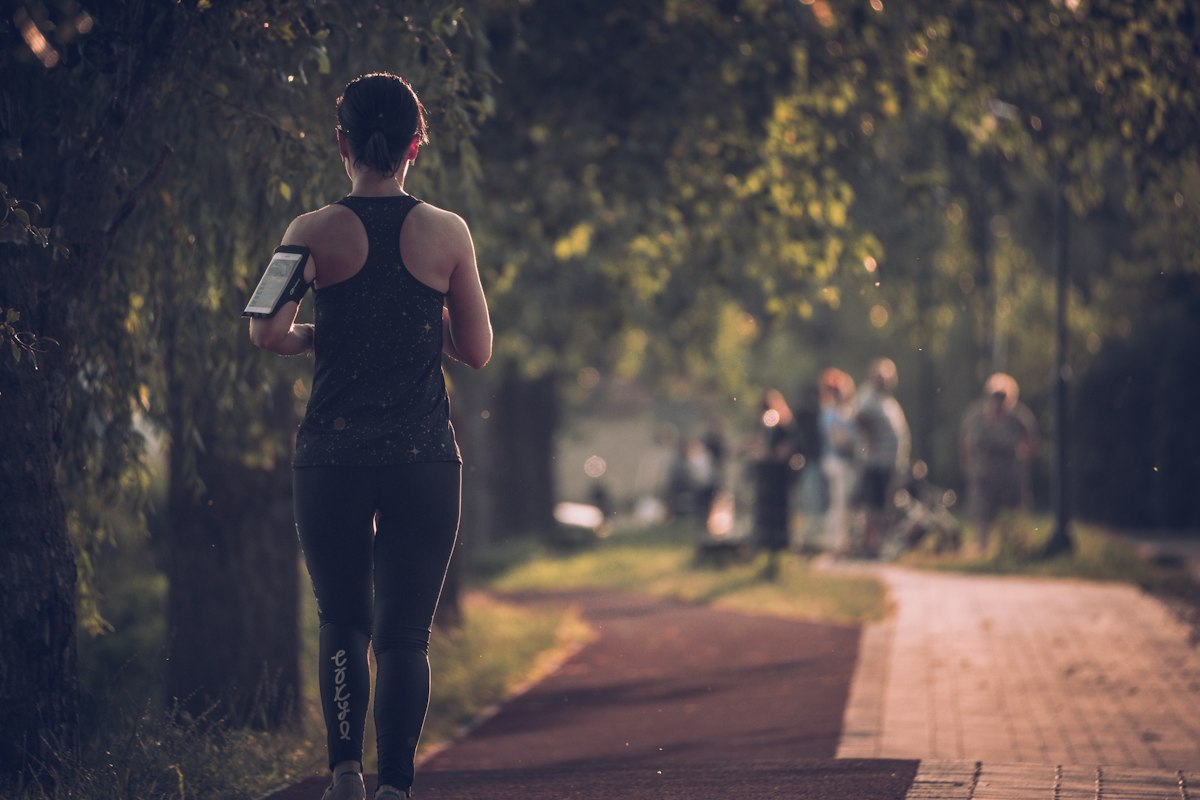 Frau joggt in der Natur